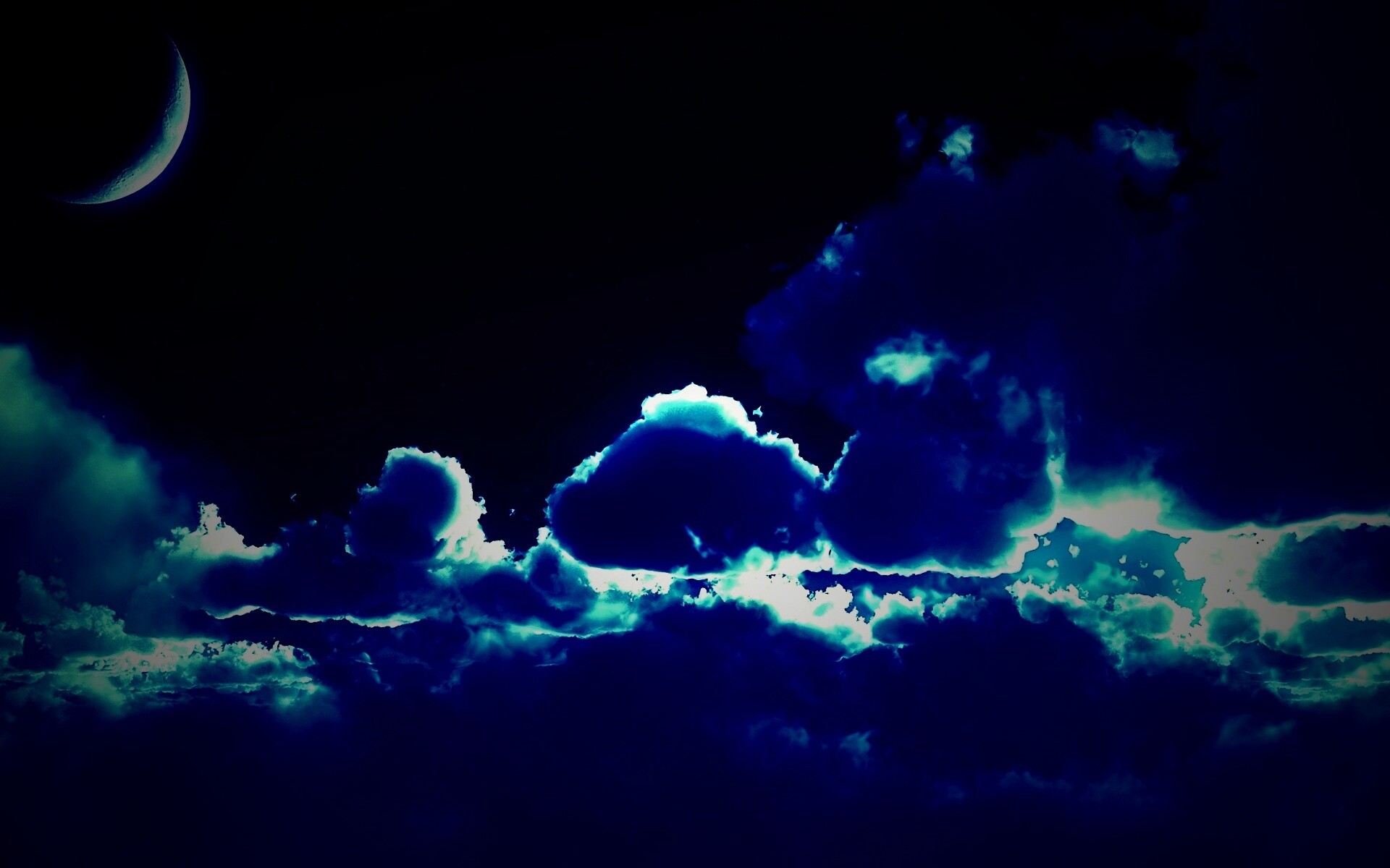 Облака и луна в ночном небе обои