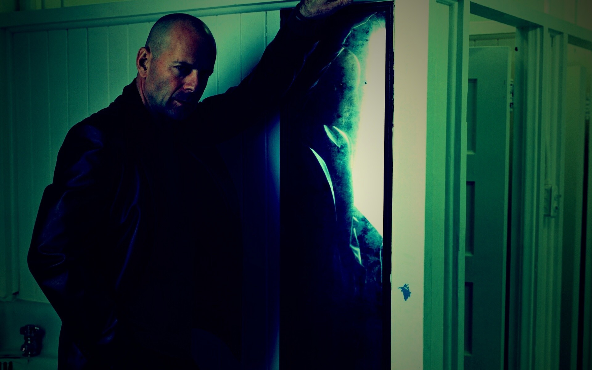 Брюс Уиллис у зеркала обои