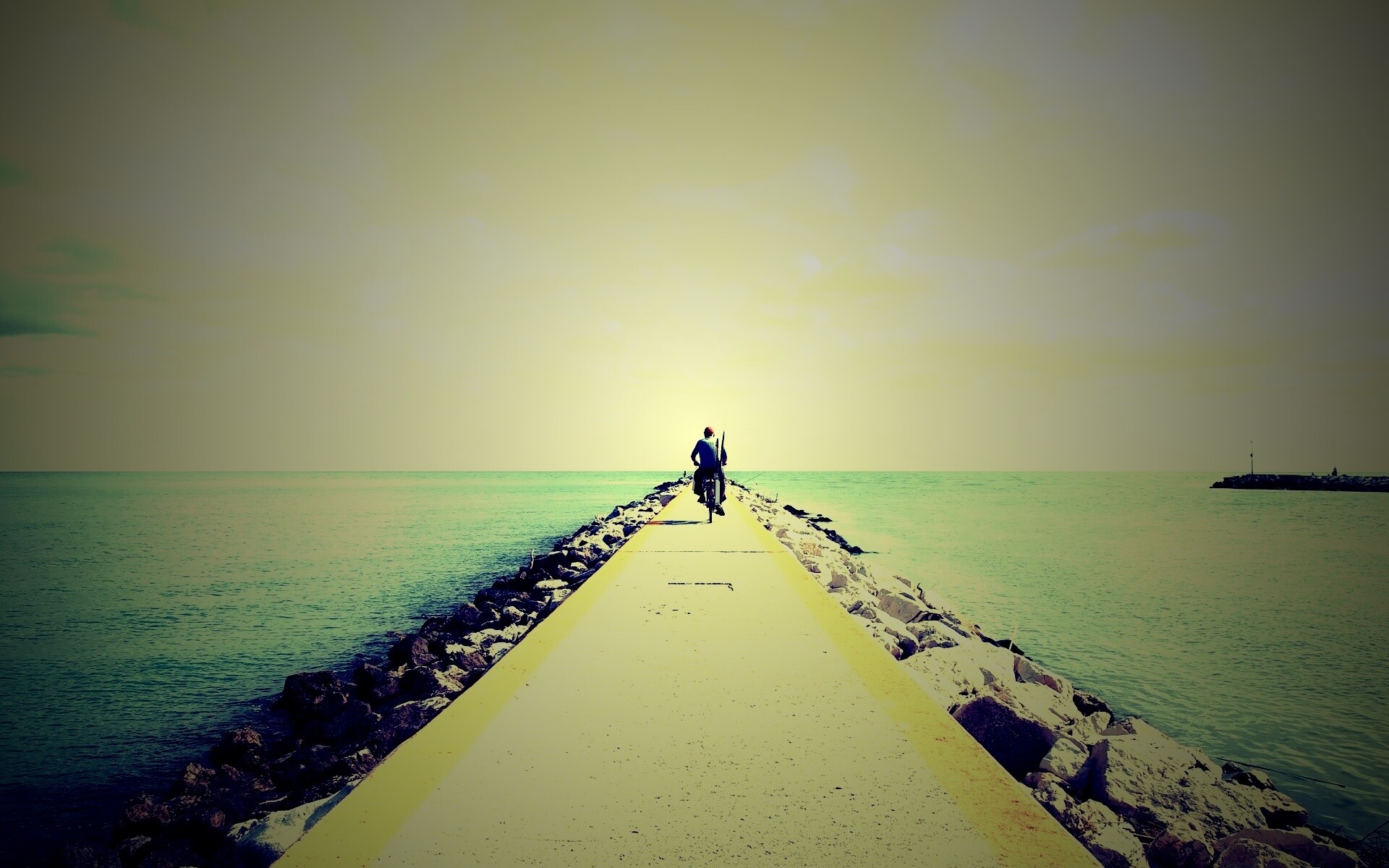 Велосепидист на волнорезе обои