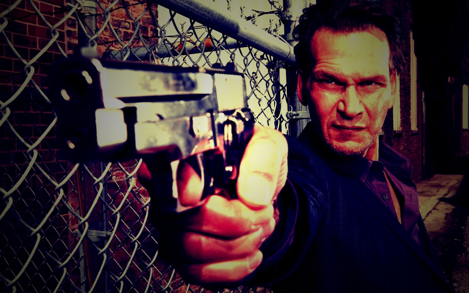 Патрик Суэйзи с пушкой обои