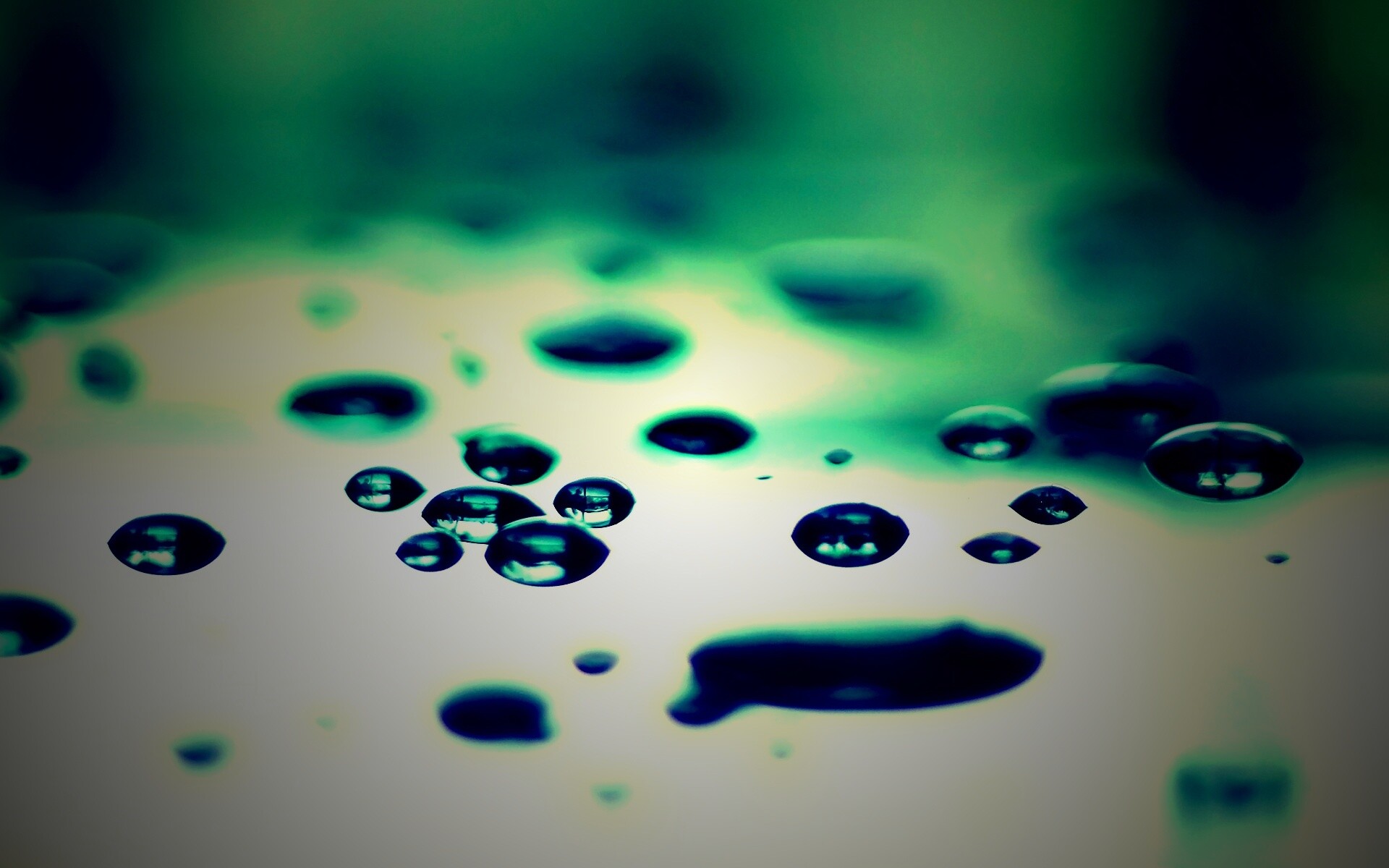 Темные капли на зеркальнйо поверхности обои