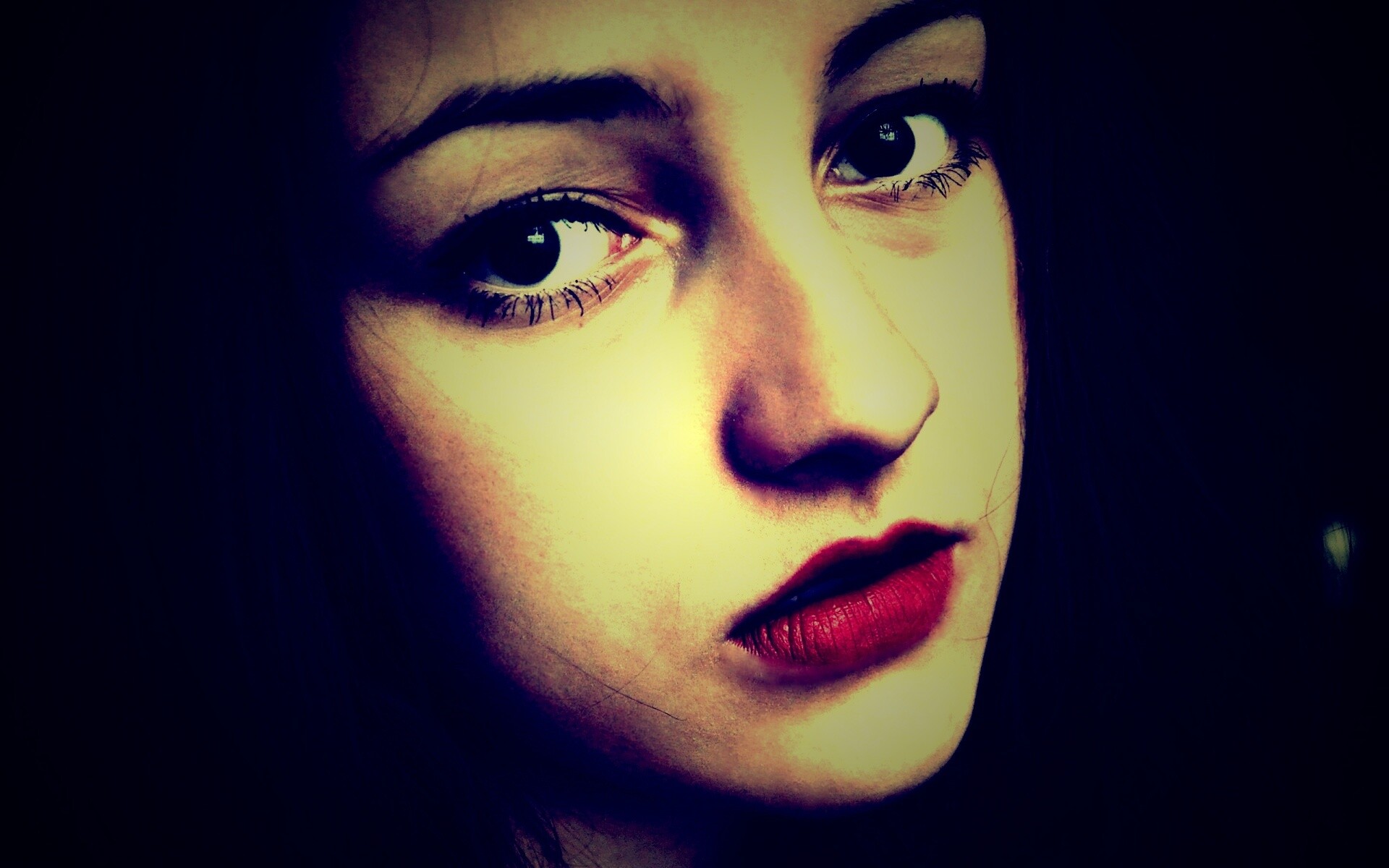 Брюнетка с ярким макияжем и печальным лицом обои