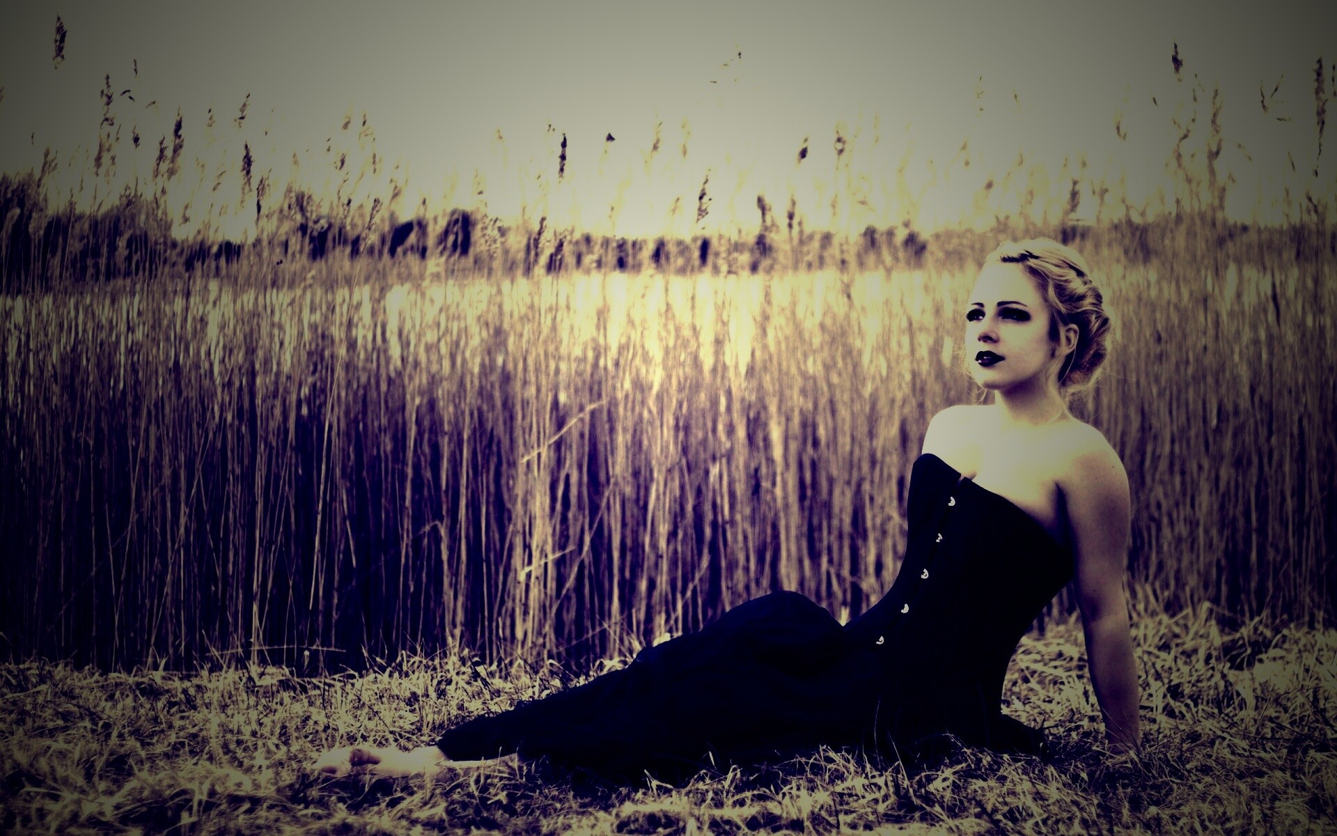 Девушка на траве в черном корсете обои