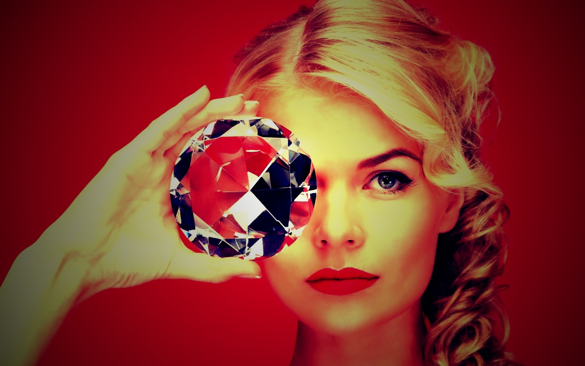 Девушка с бриллиантом обои