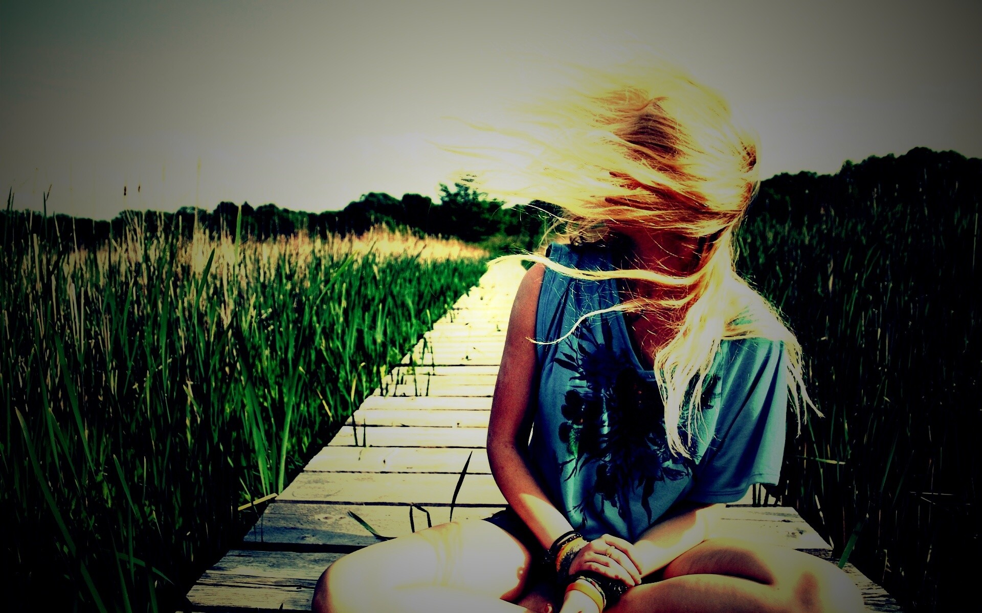 Девушка и ветер обои