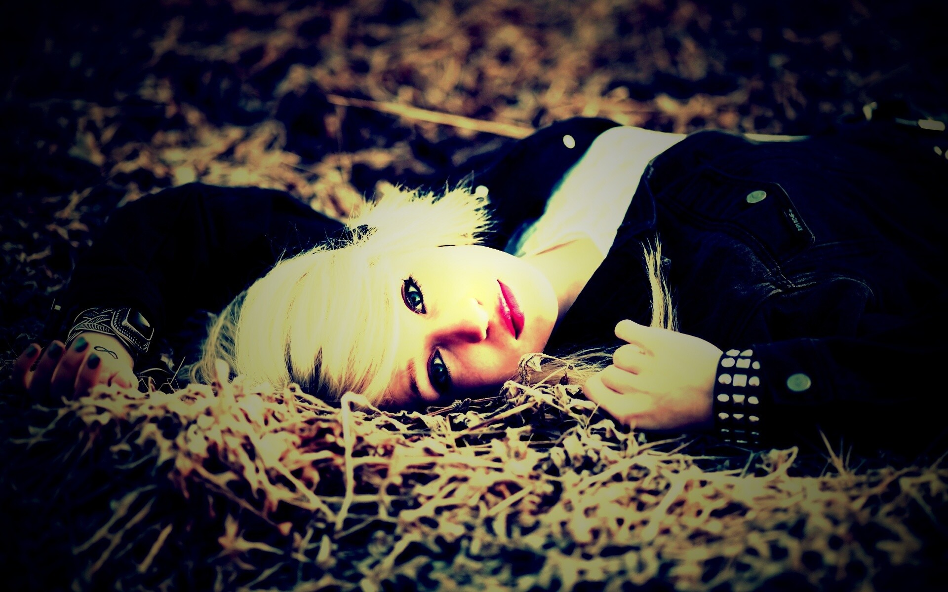 Блондинка лежащая на траве обои