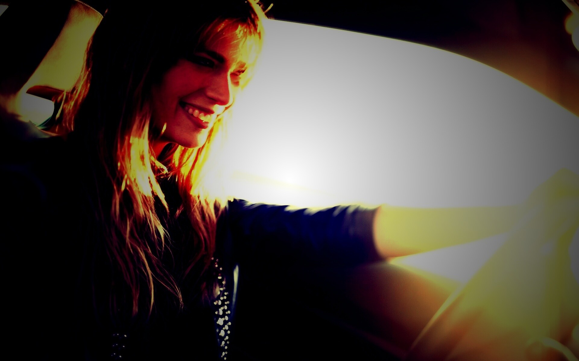 Девушка за рулем автомобиля обои