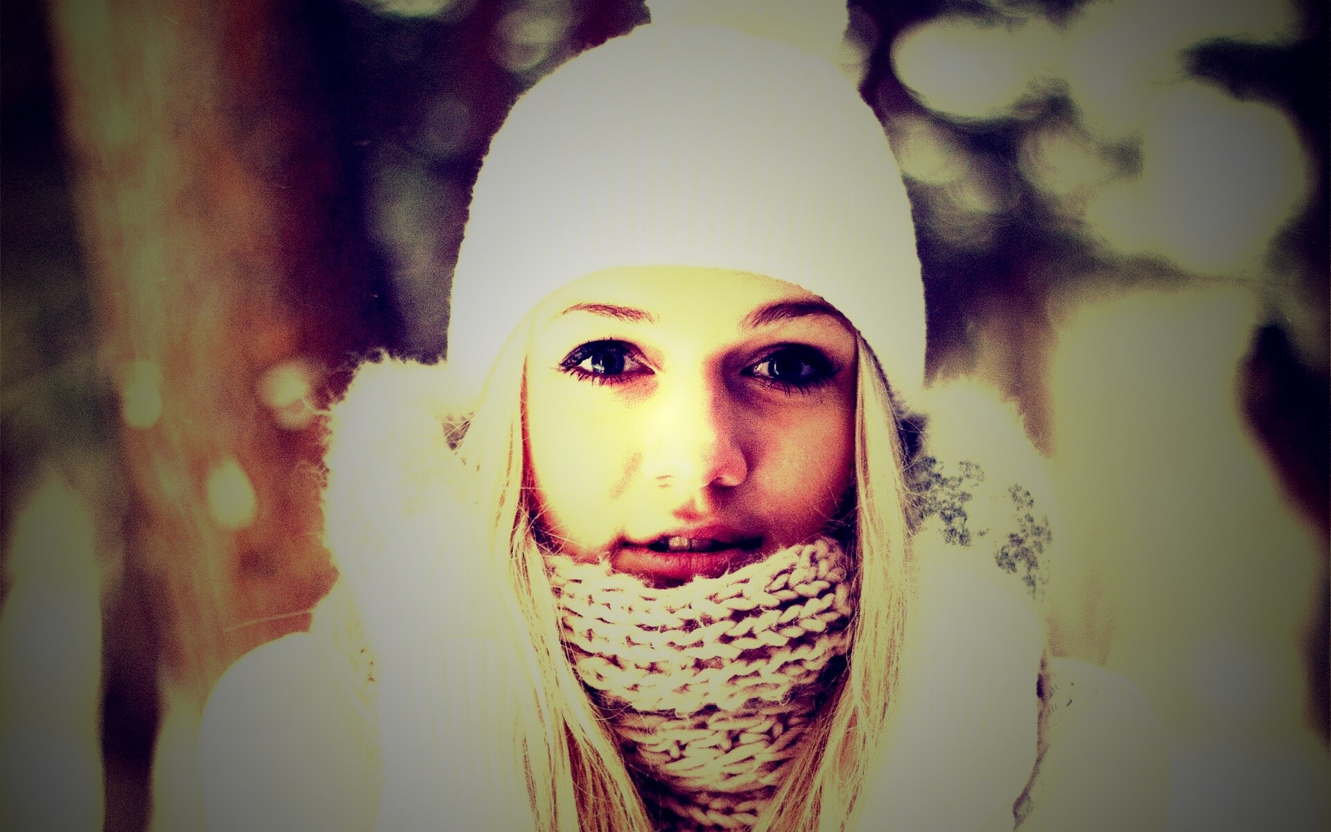 Девушка в белом в снежном лесу обои