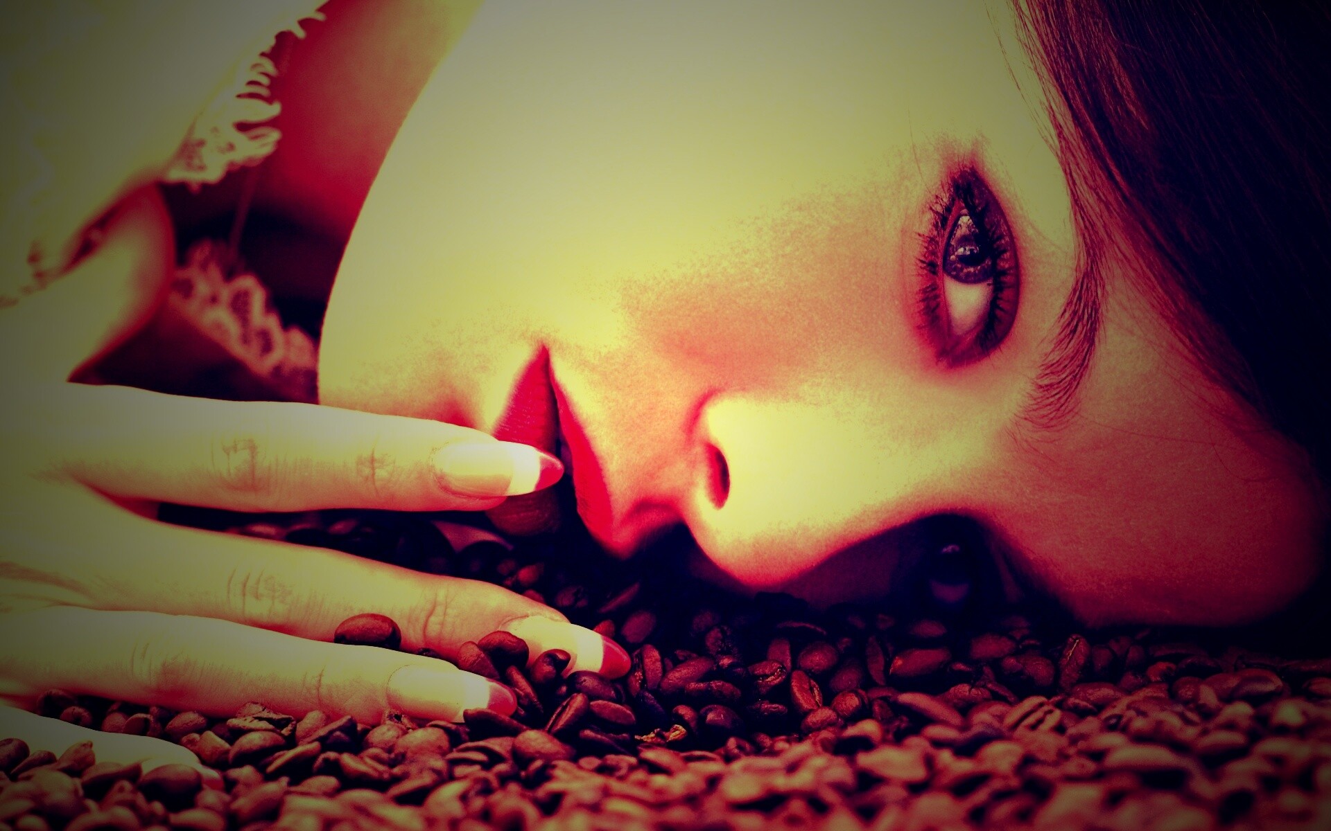 Соблазнительная девушка с кофейными зернами обои