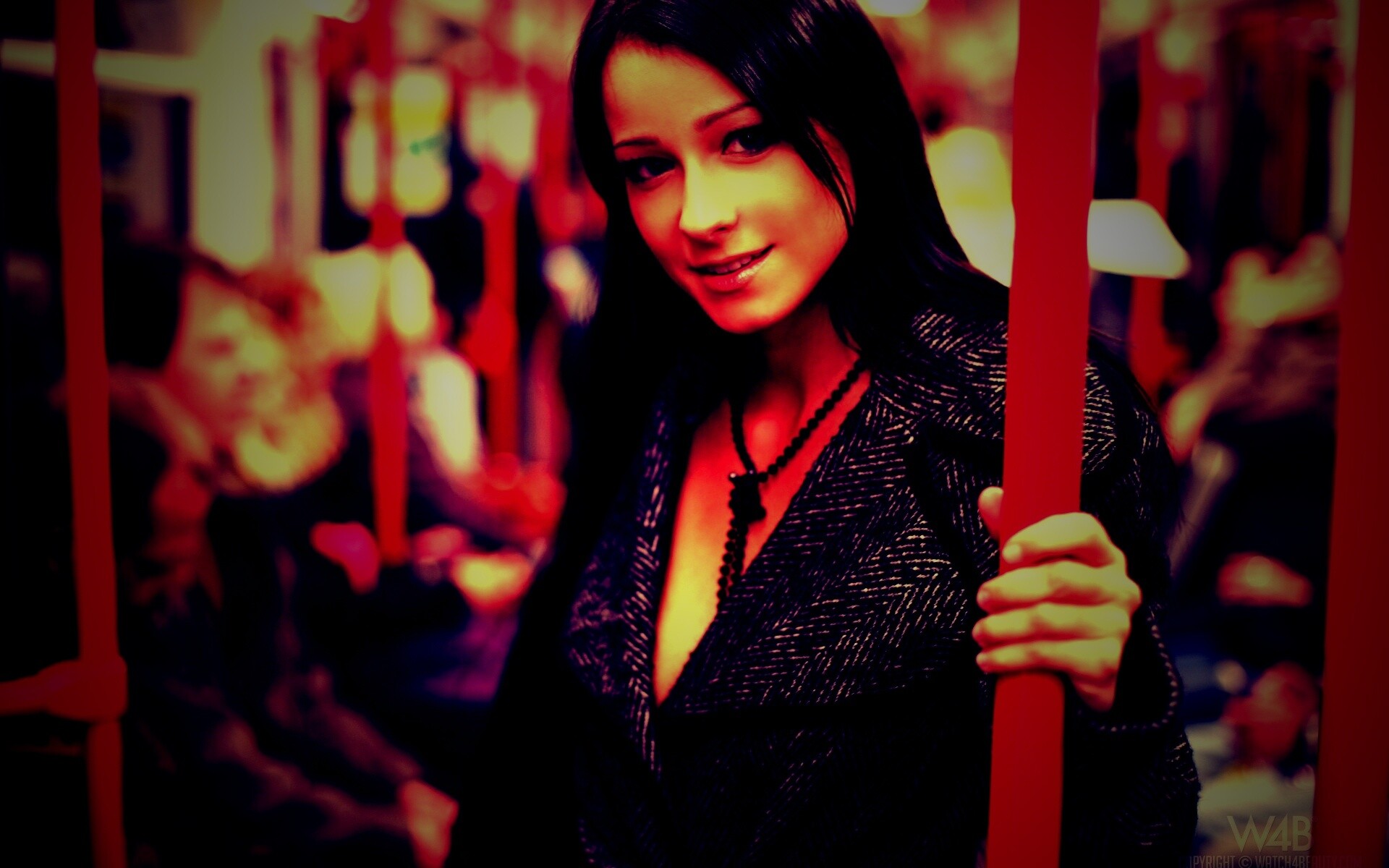 Девушка в метро обои