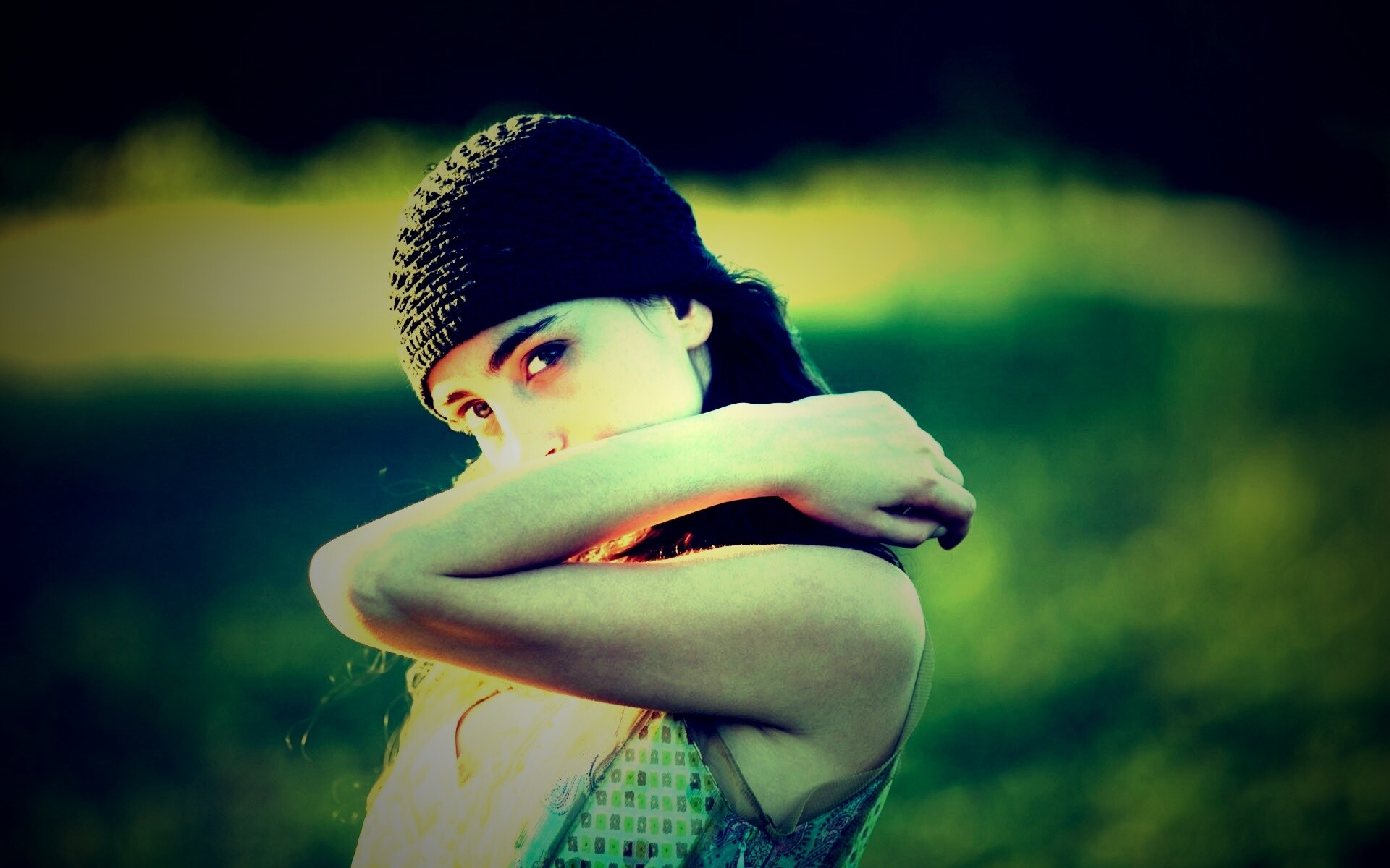 Спрятавшись за сгибом руки обои