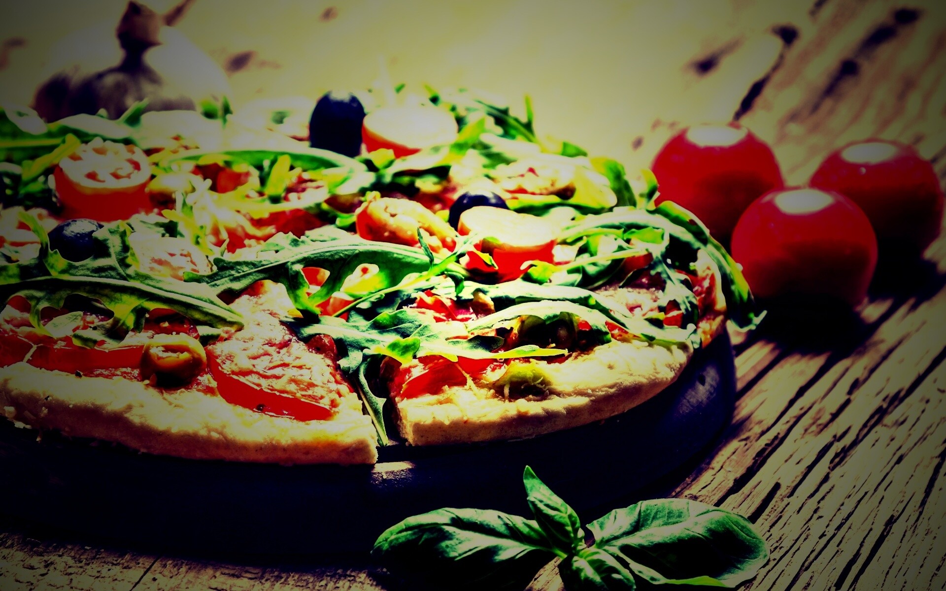 Свежая пицца с рукколой обои