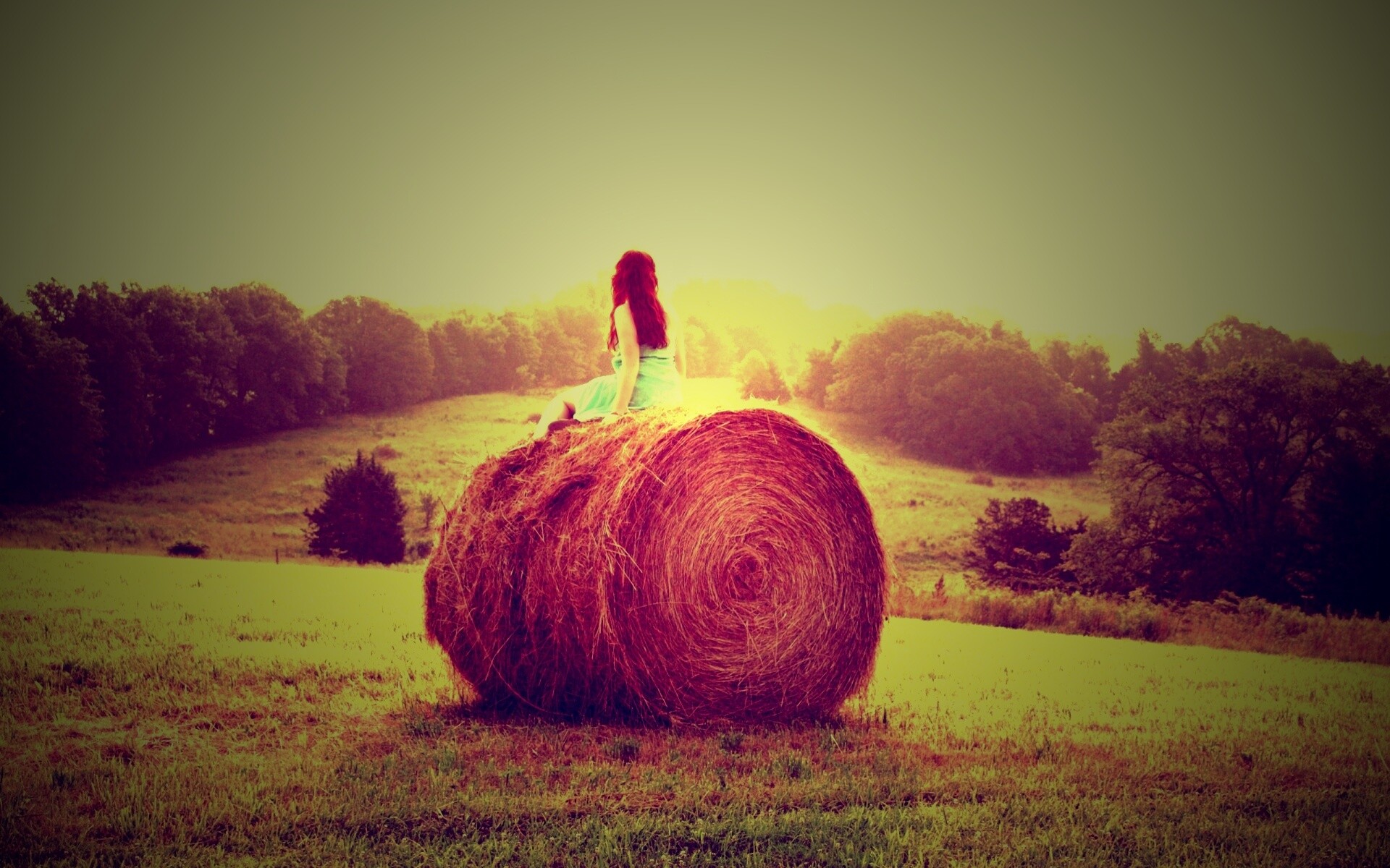 Девушка на снопе сена обои