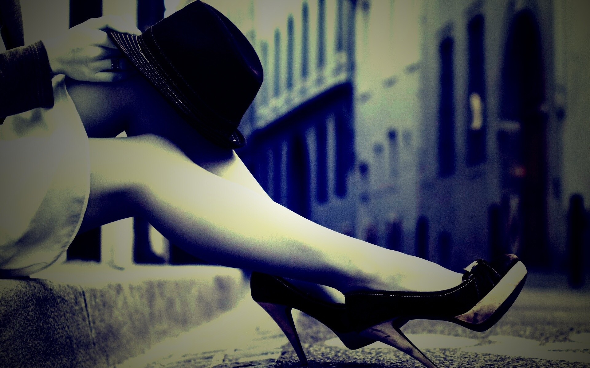 Сидящая на тротуаре обои