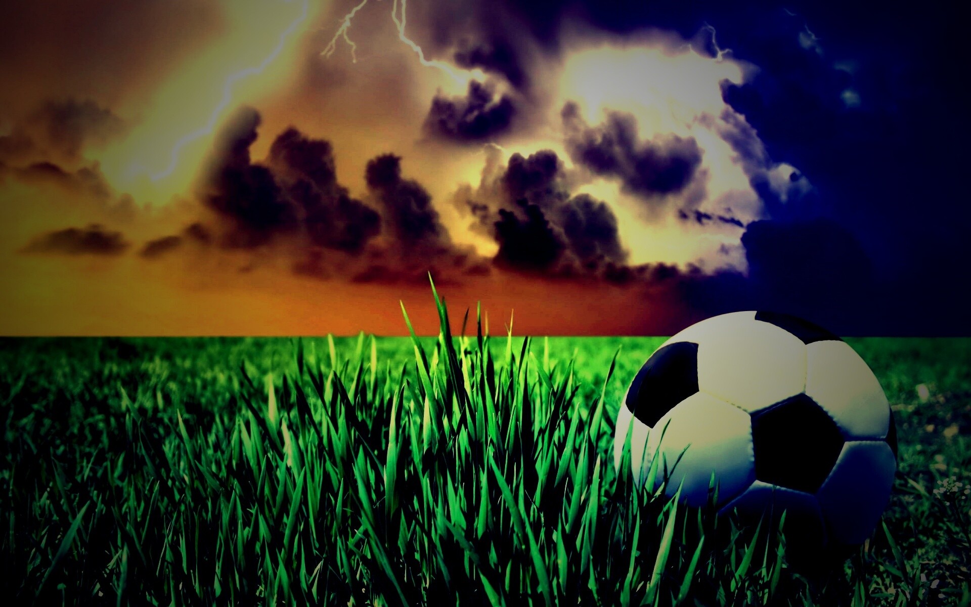 Футбольный мяч на газоне обои