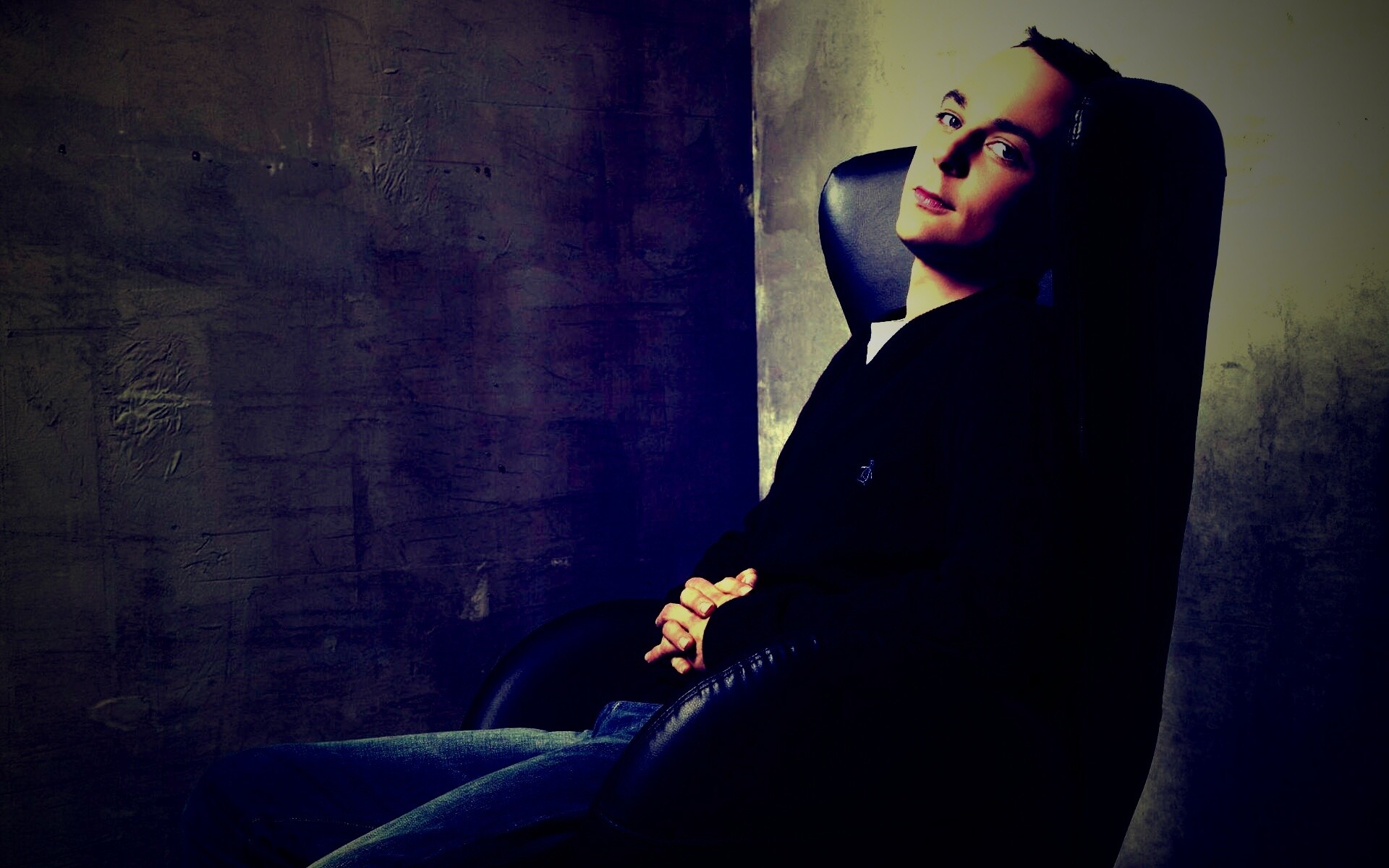 Джим Парсонс в крселе обои