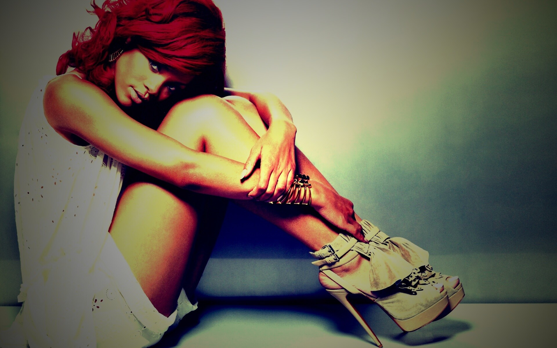 Рианна с красными волосами обои