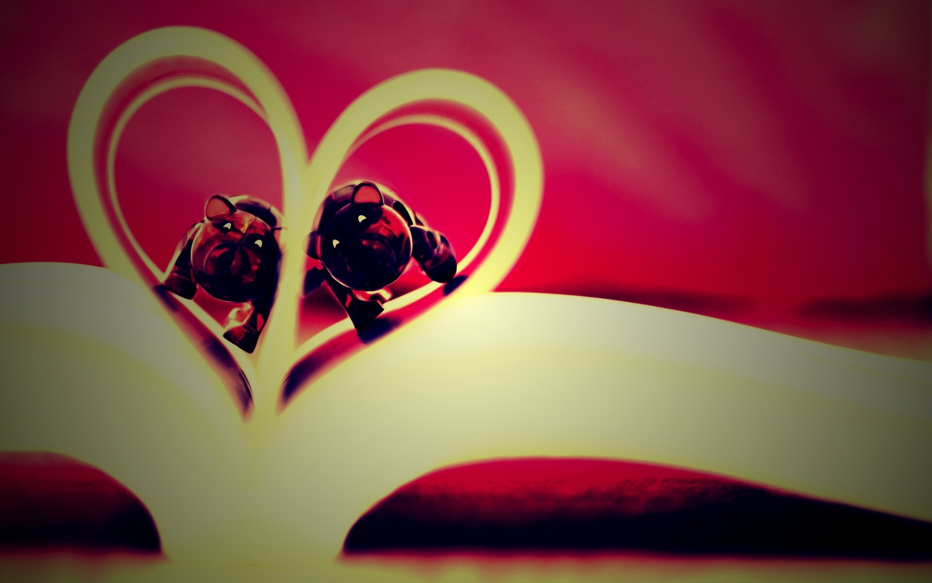 Фигурки мишек в книге обои