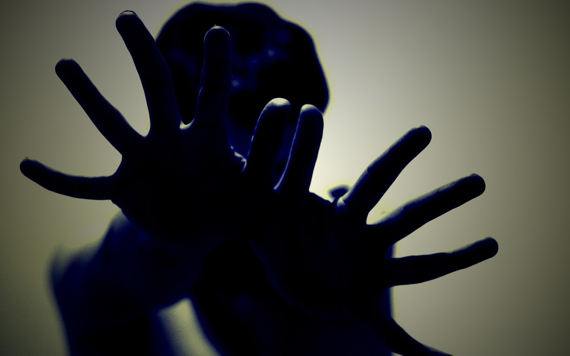 Руки тянутся к тебе обои