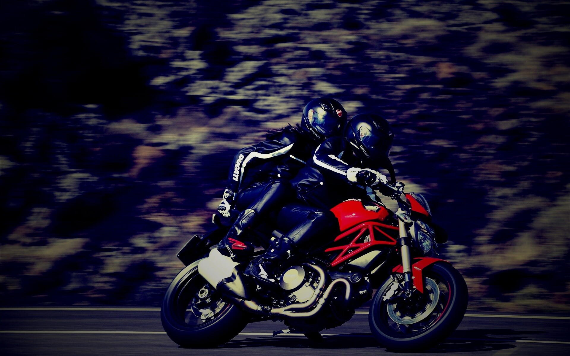 Байкер с девушкой на мотоцикле обои