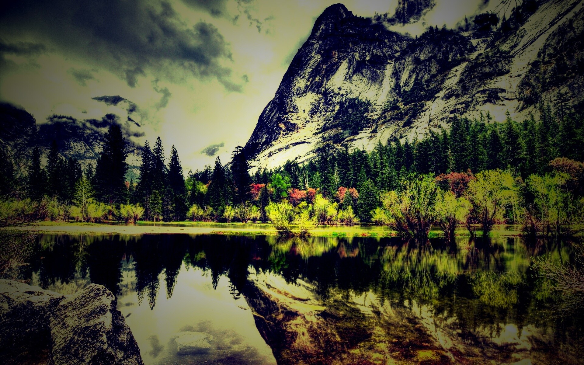 Красивый вид на маленькое горное озеро обои