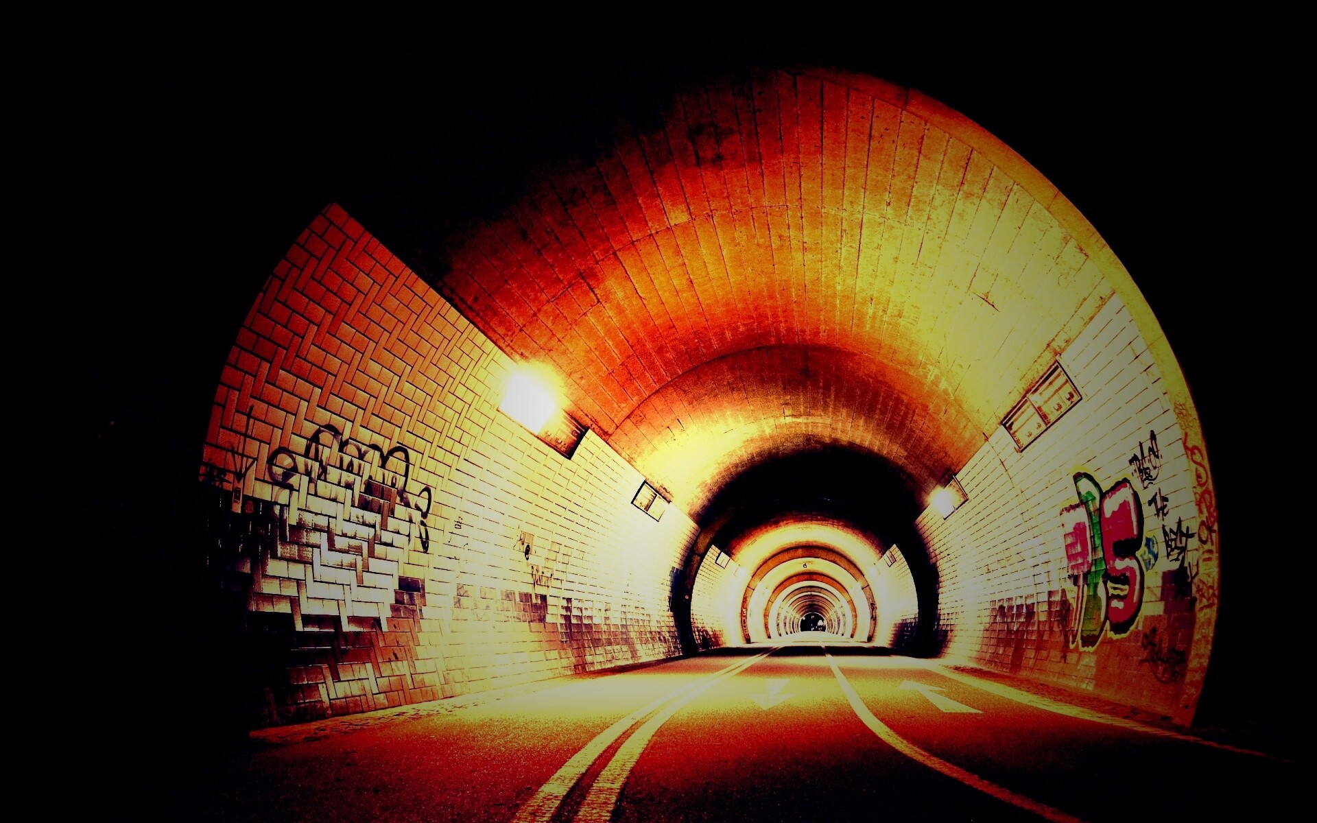 Тоннель и граффити на стенах обои