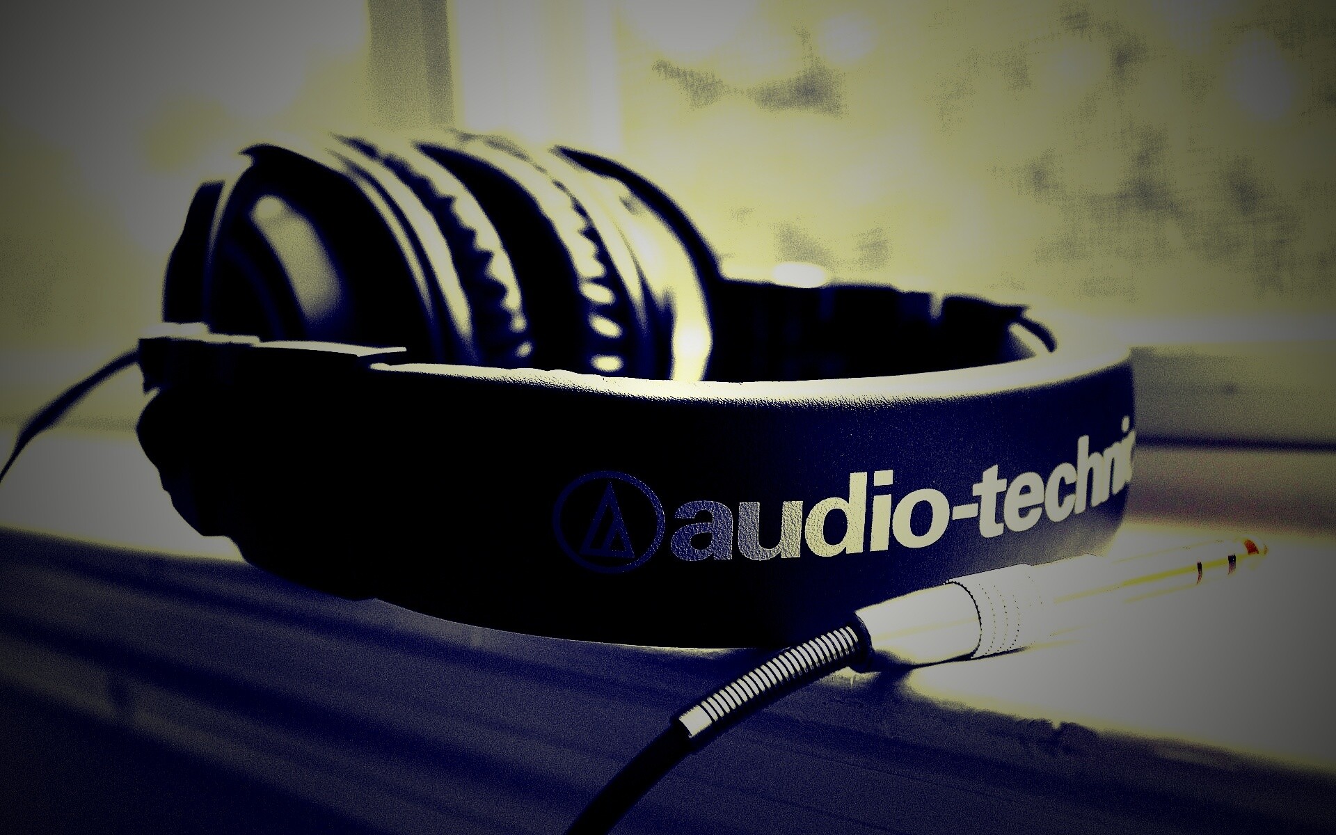 Наушники на подоконнике обои