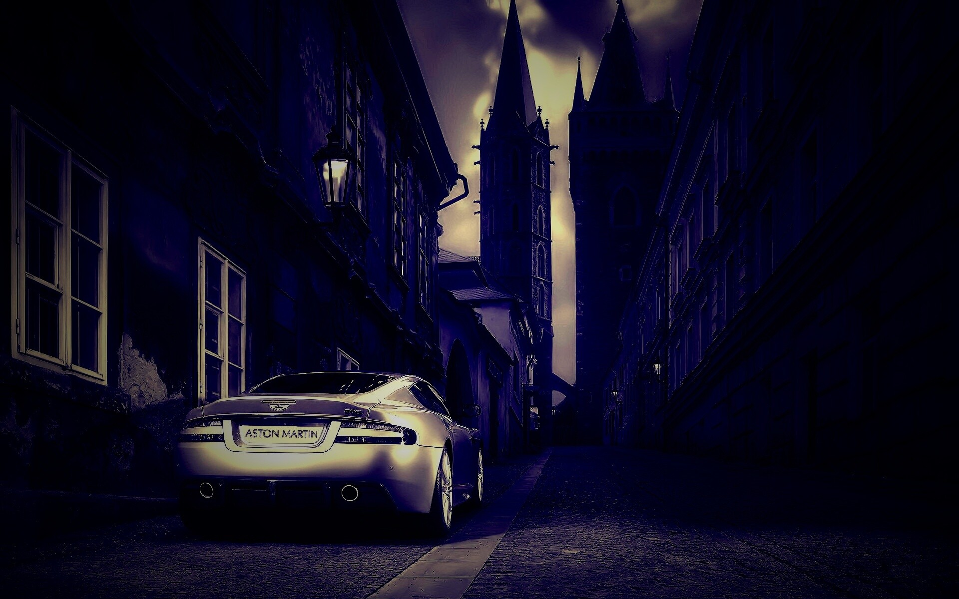 Aston Martin в старинном городе обои
