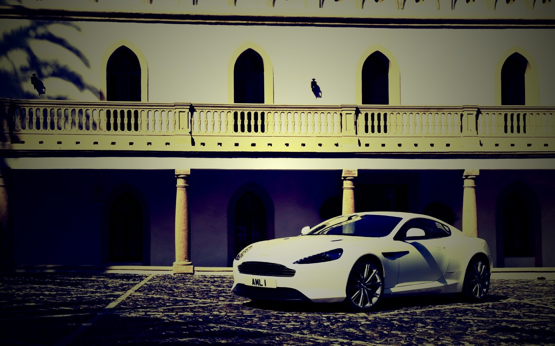 Астон Мартин в дворике дома обои