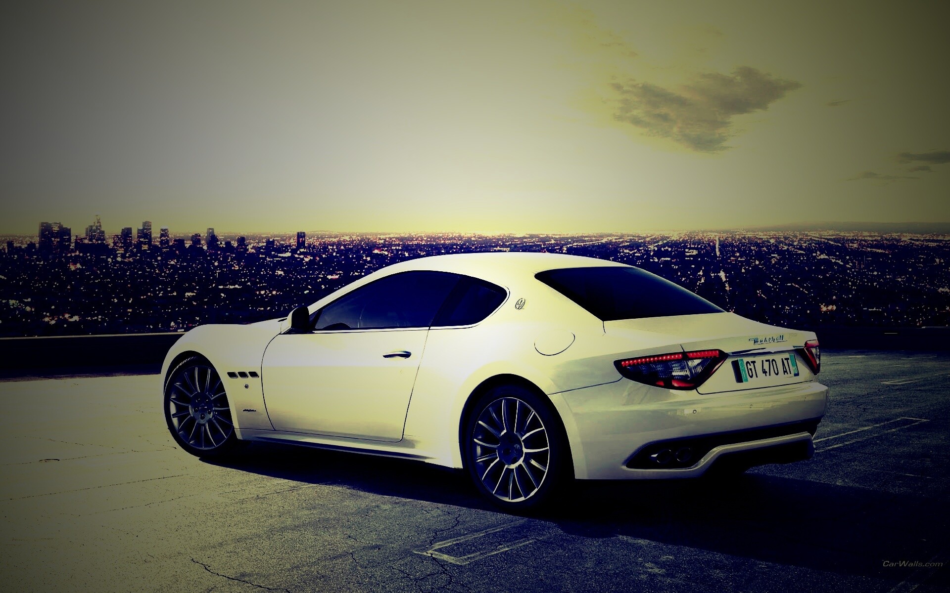 Maserati Granturismo на фоне города обои