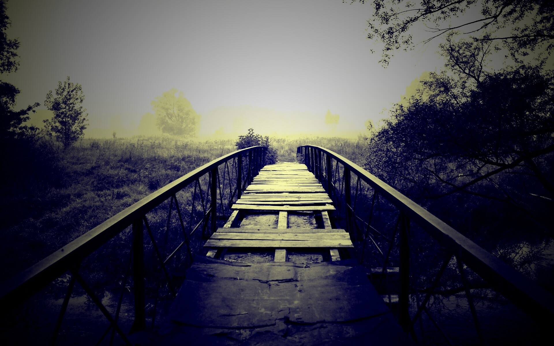 Старый мост на черно-белом фото обои