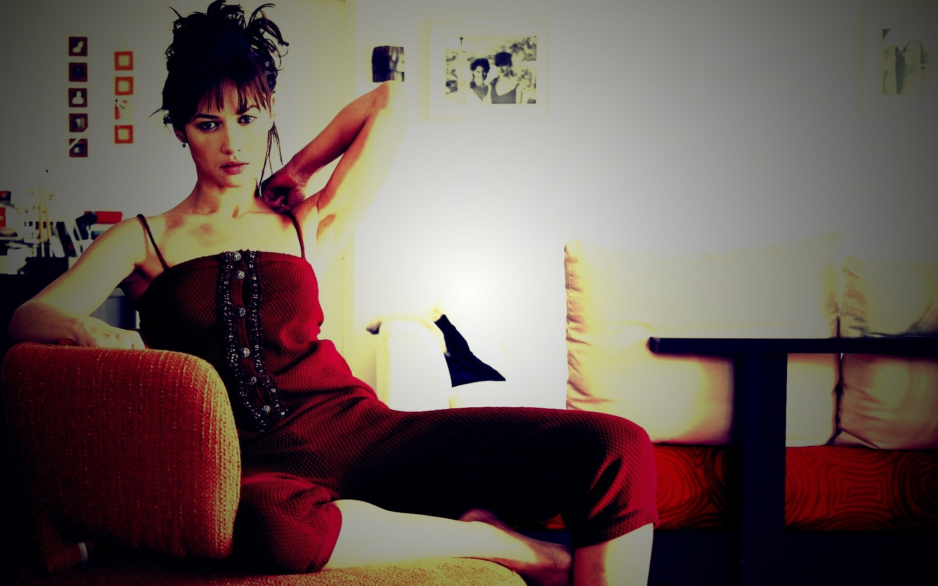 Ольга Куриленко на кресле обои