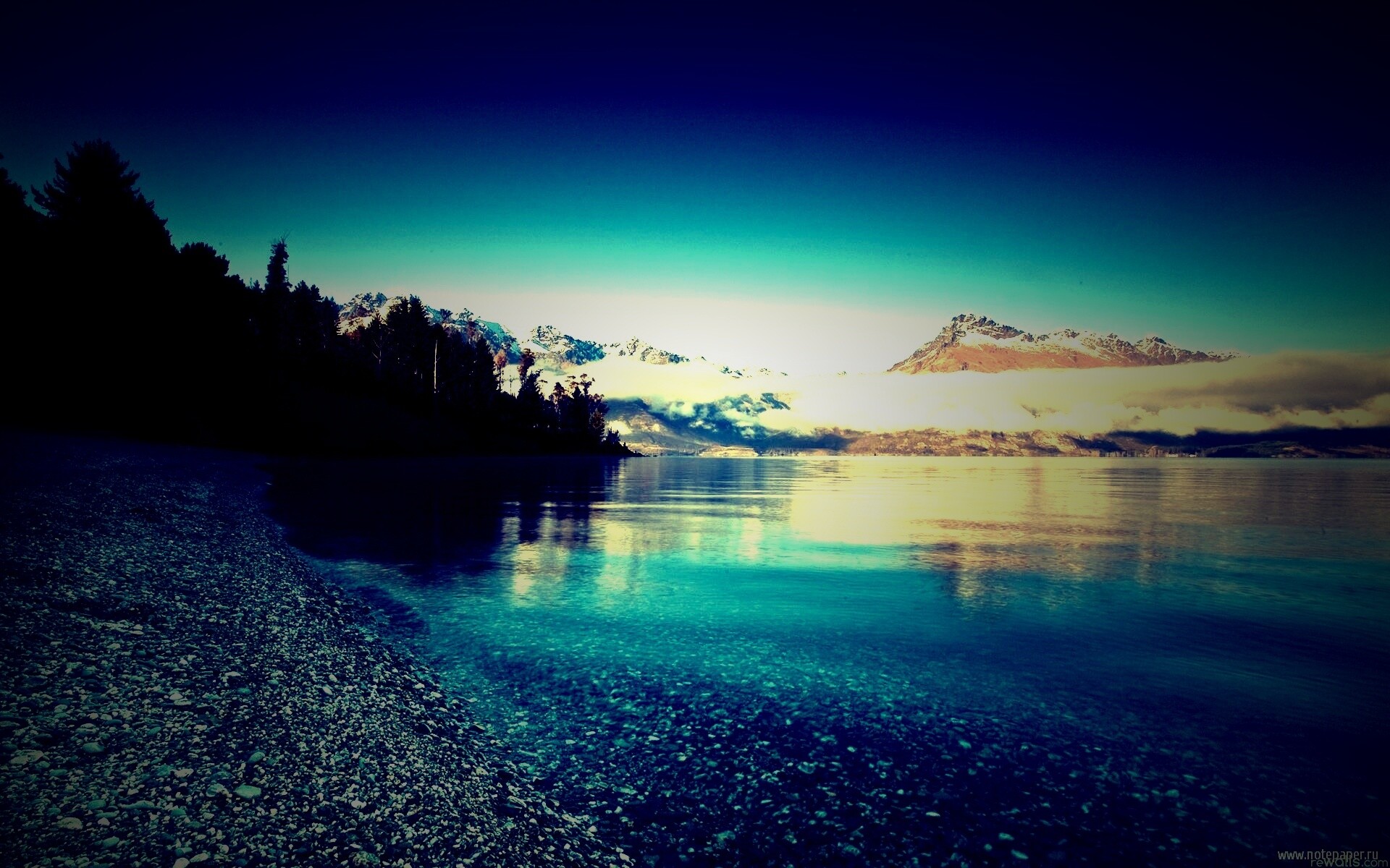 Озеро в предгорье обои