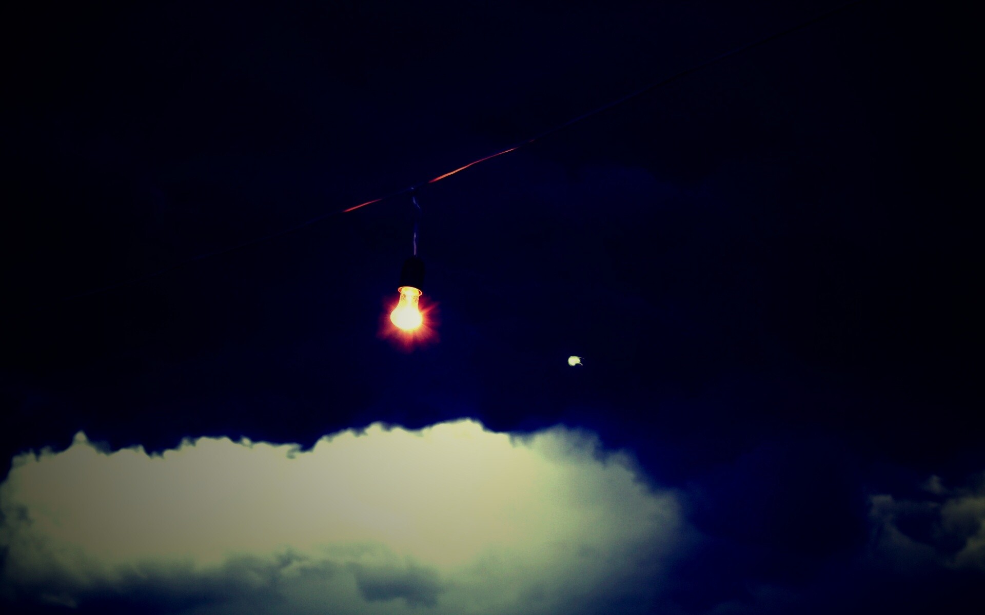 Лампочка на фоне туч обои