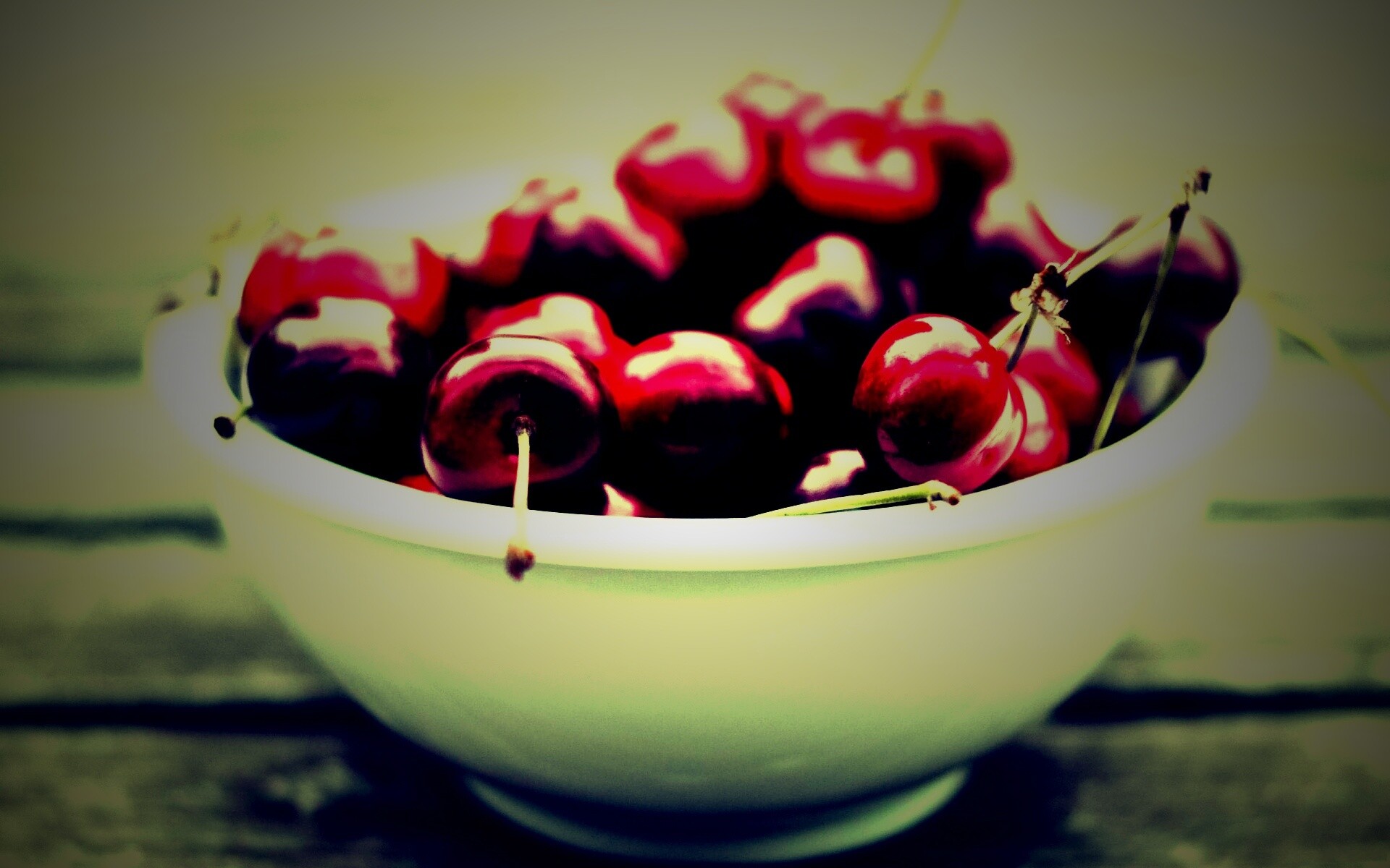 Миска спелой черешни обои