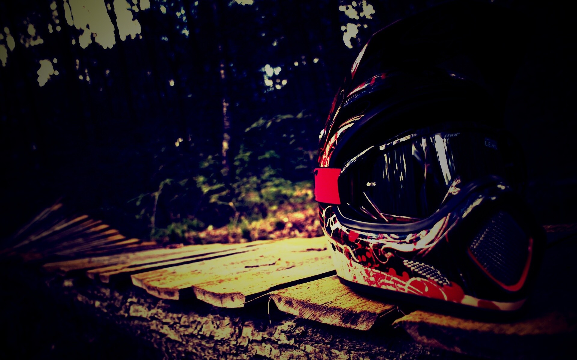 Шлем на лесной велотрассе обои