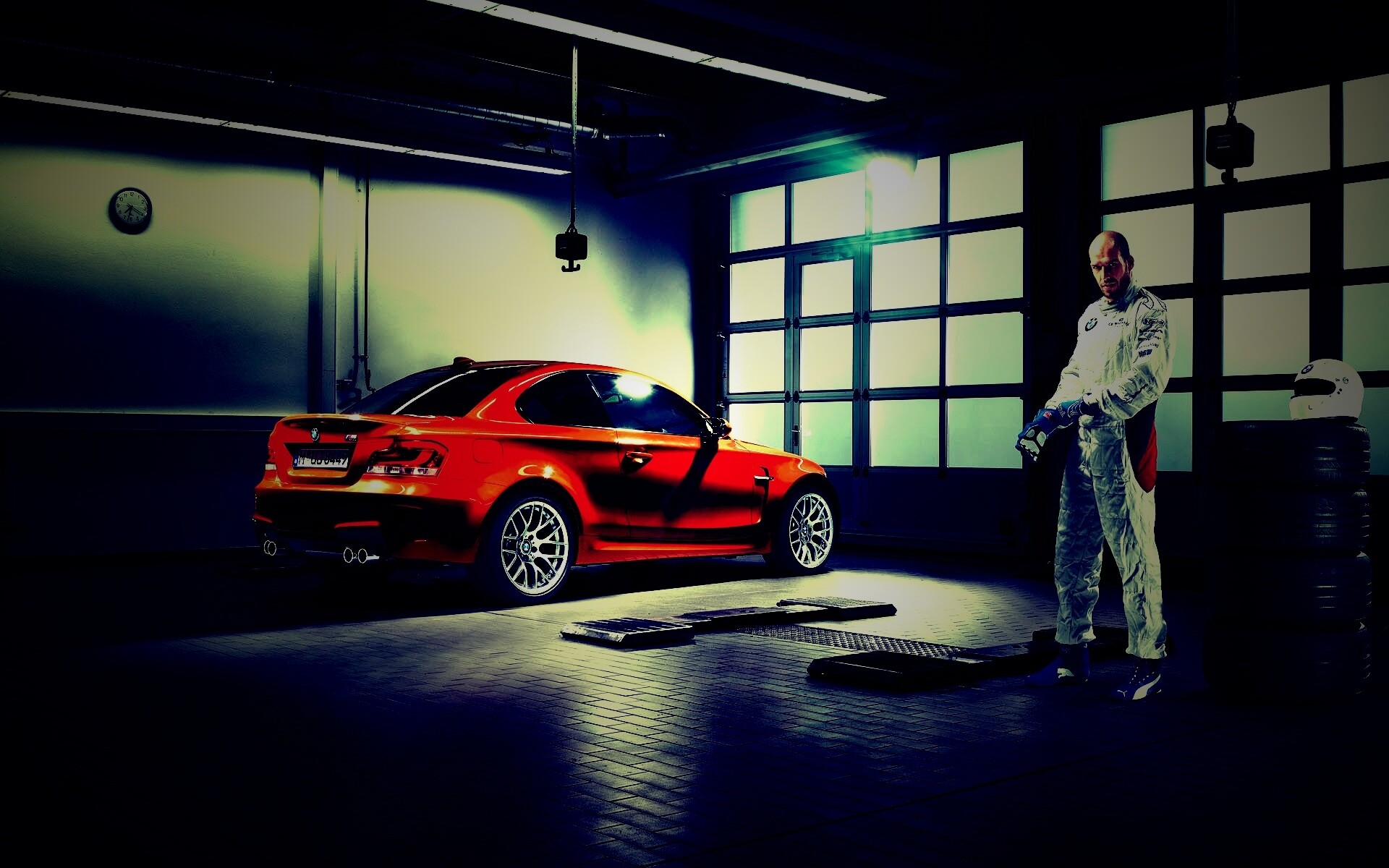 Гонщик и BMW M1 в гараже обои