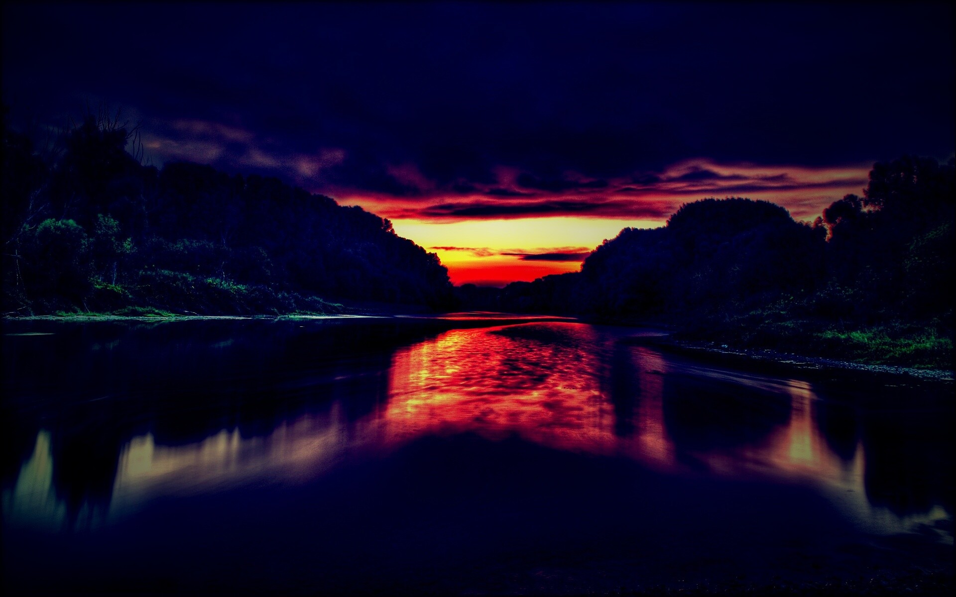 Багровый закат и водная гладь обои