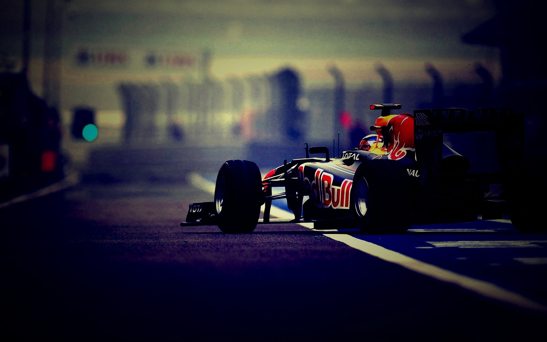 Болид выезжает на трассу обои