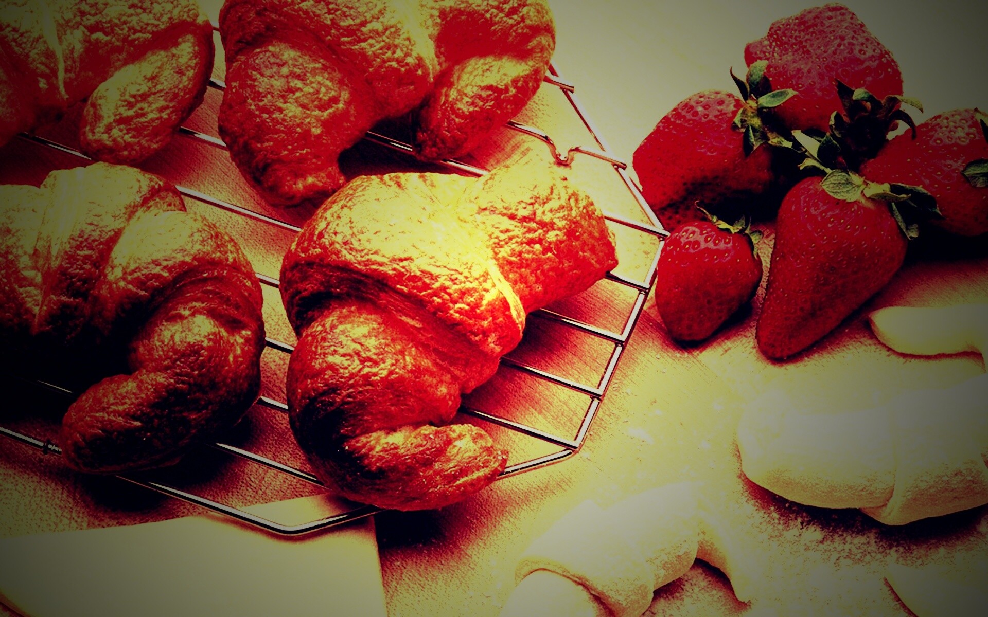 Круассаны с клубникой обои