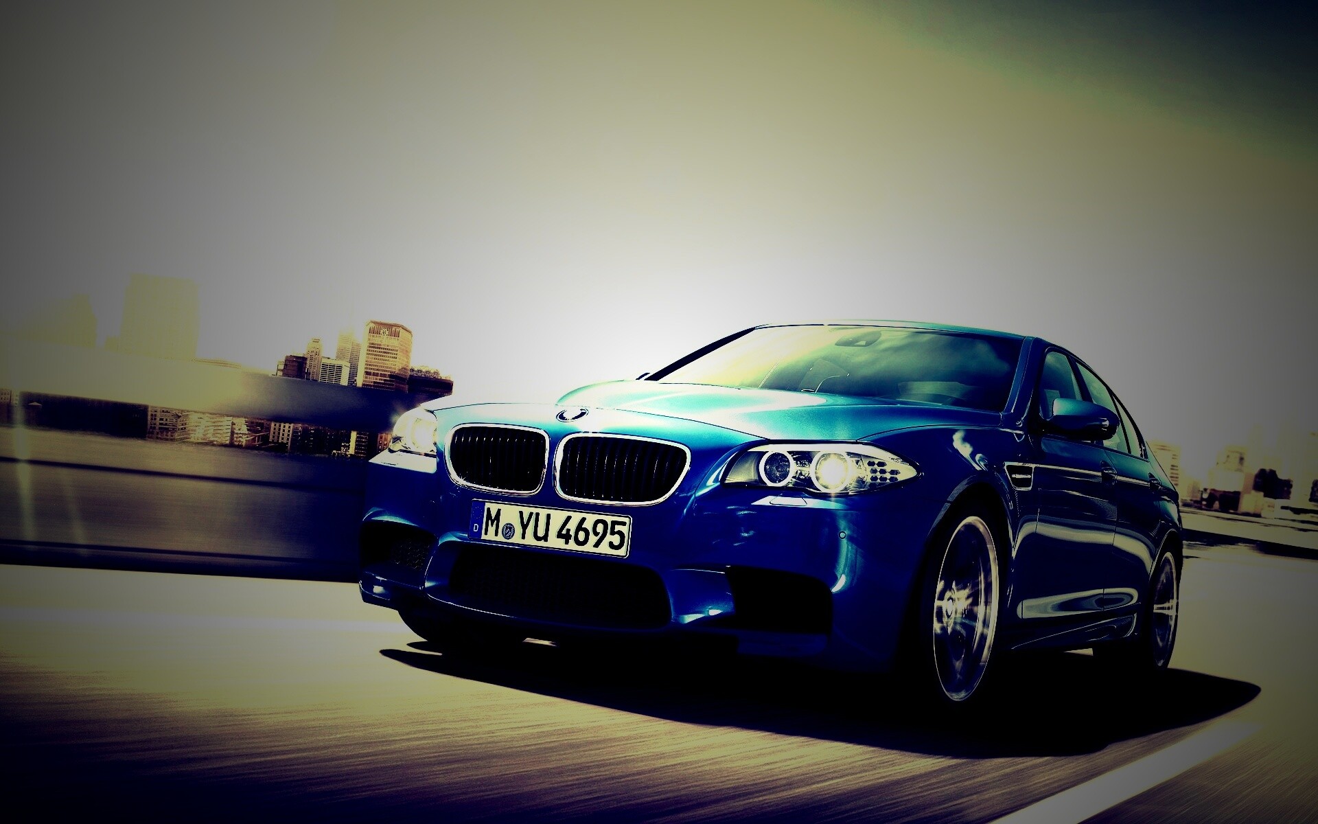 БМВ Ф10 в лучах солнца обои