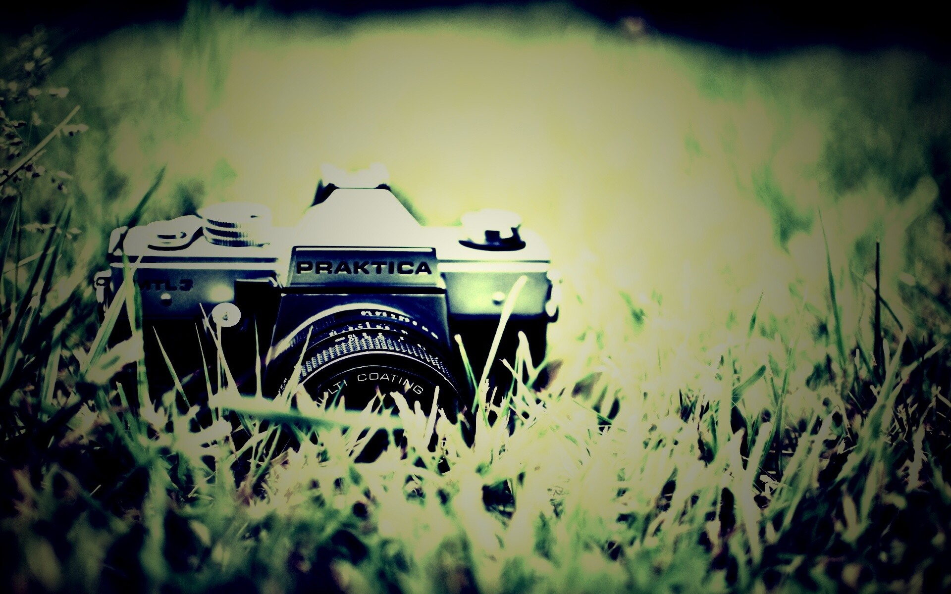 Фотоаппарат Praktica в траве обои