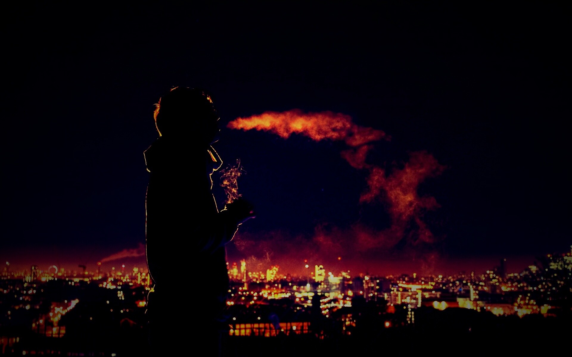 Курящий на крыше парень обои