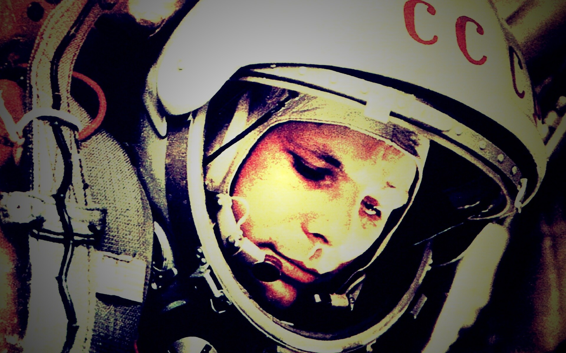 Юрий Гагарин в скафандре обои