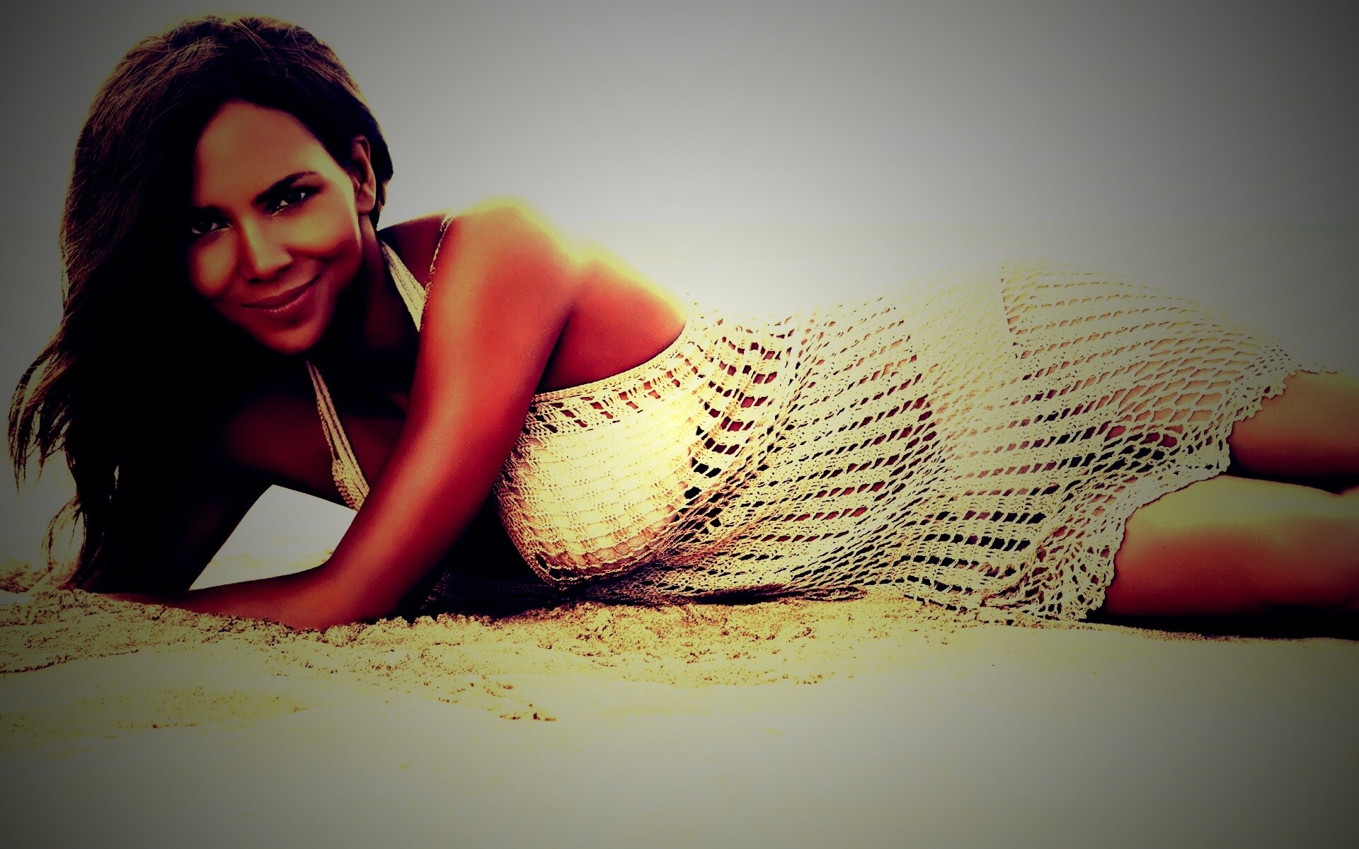 Холли Берри на пляже обои