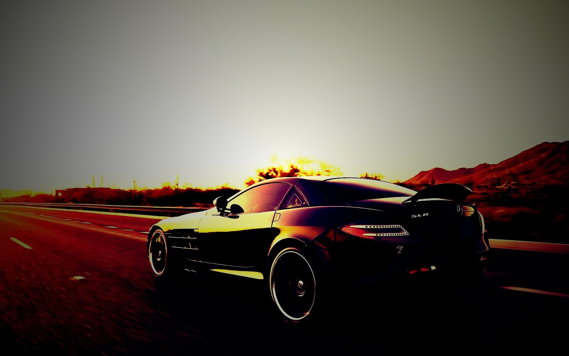 Черный автомобиль уезжает в закат обои