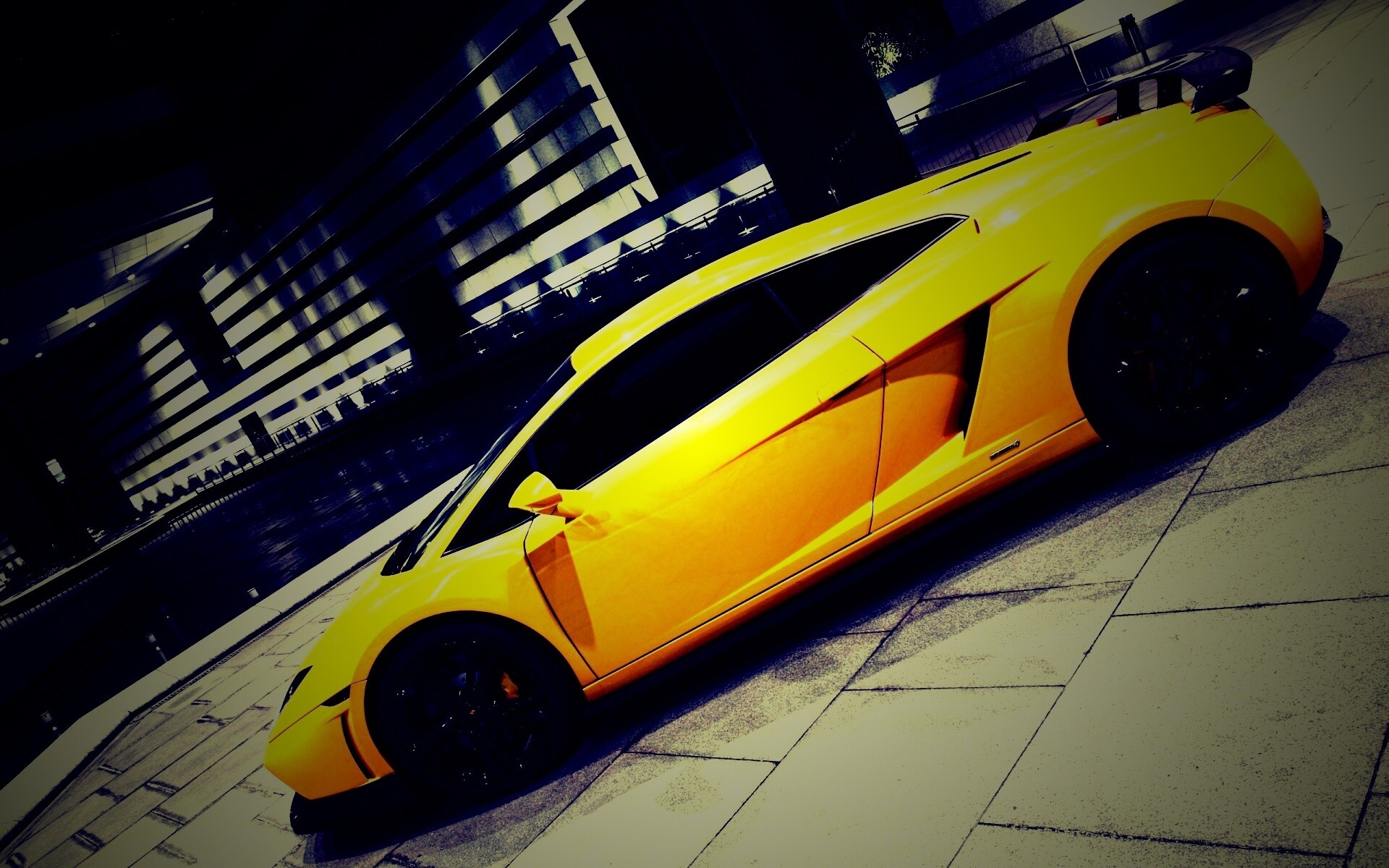 Желтая ламборджини в автосалоне обои