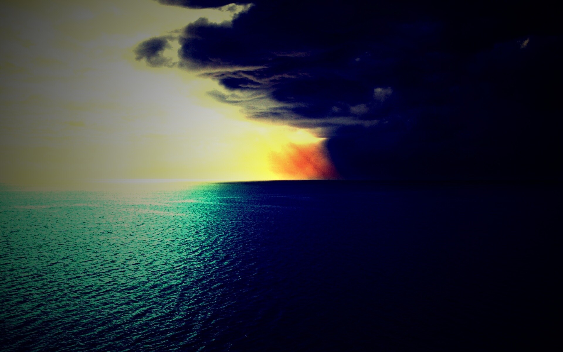 Синее море и грозные тучи обои