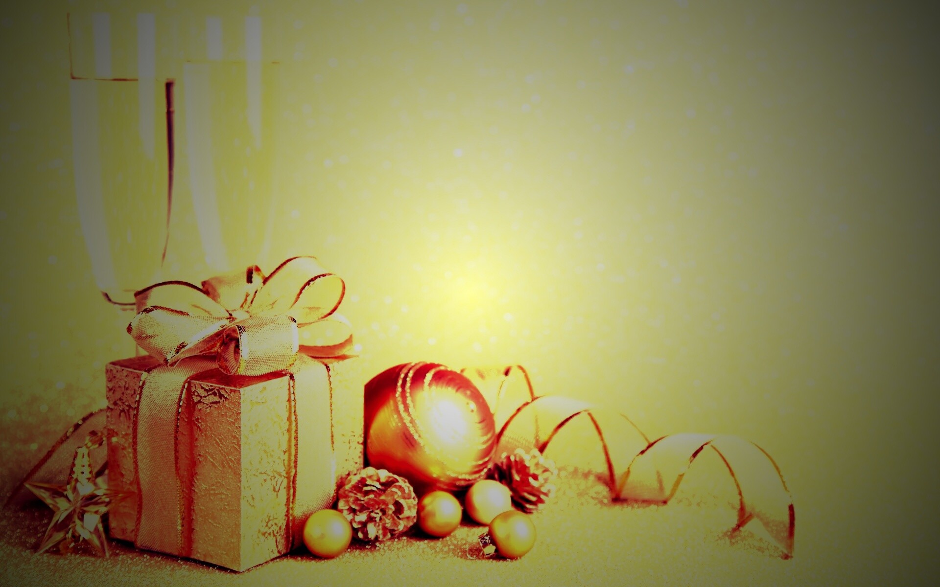 Подарок и бокалы шампанского обои