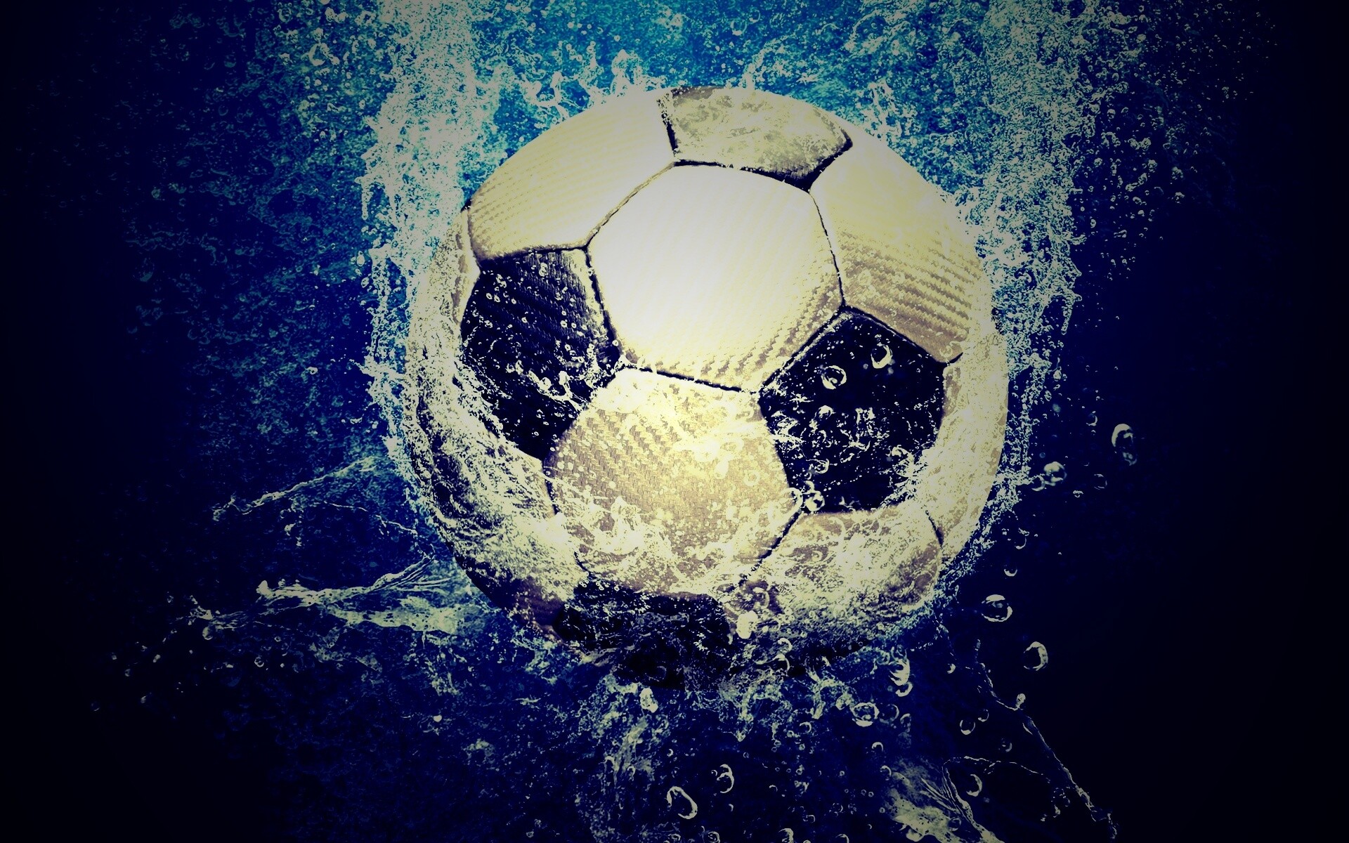 Футбольный мяч в воде обои